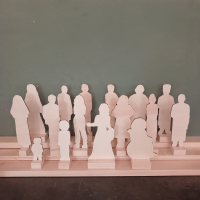 16 houten silhouetten met mens-figuren